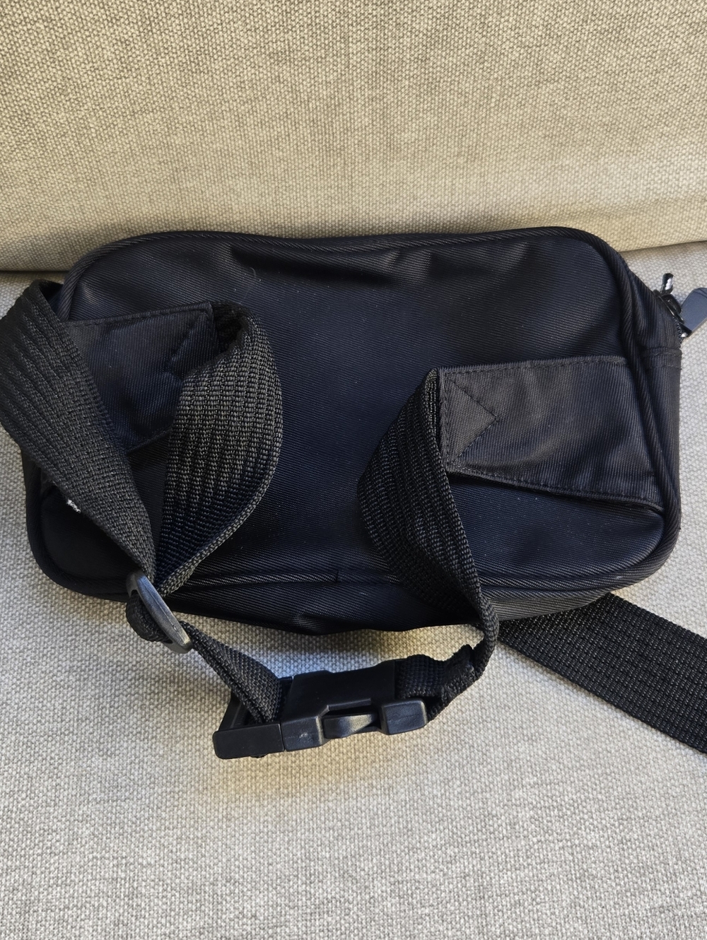 Vintage Disney Black Waist Pack with Red and White Disneyland Logo - Picture 4 of 5